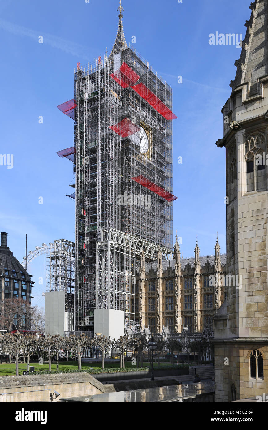 Big Ben, la célèbre tour de l'horloge entouré par un échafaudage pour de grands travaux de rénovation, mars 2018. Le sud de l'horloge encore exposés. Banque D'Images