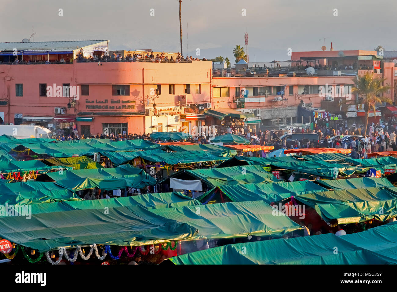 La célèbre place Jamaâ El Fna à Marrakech, Maroc. Banque D'Images