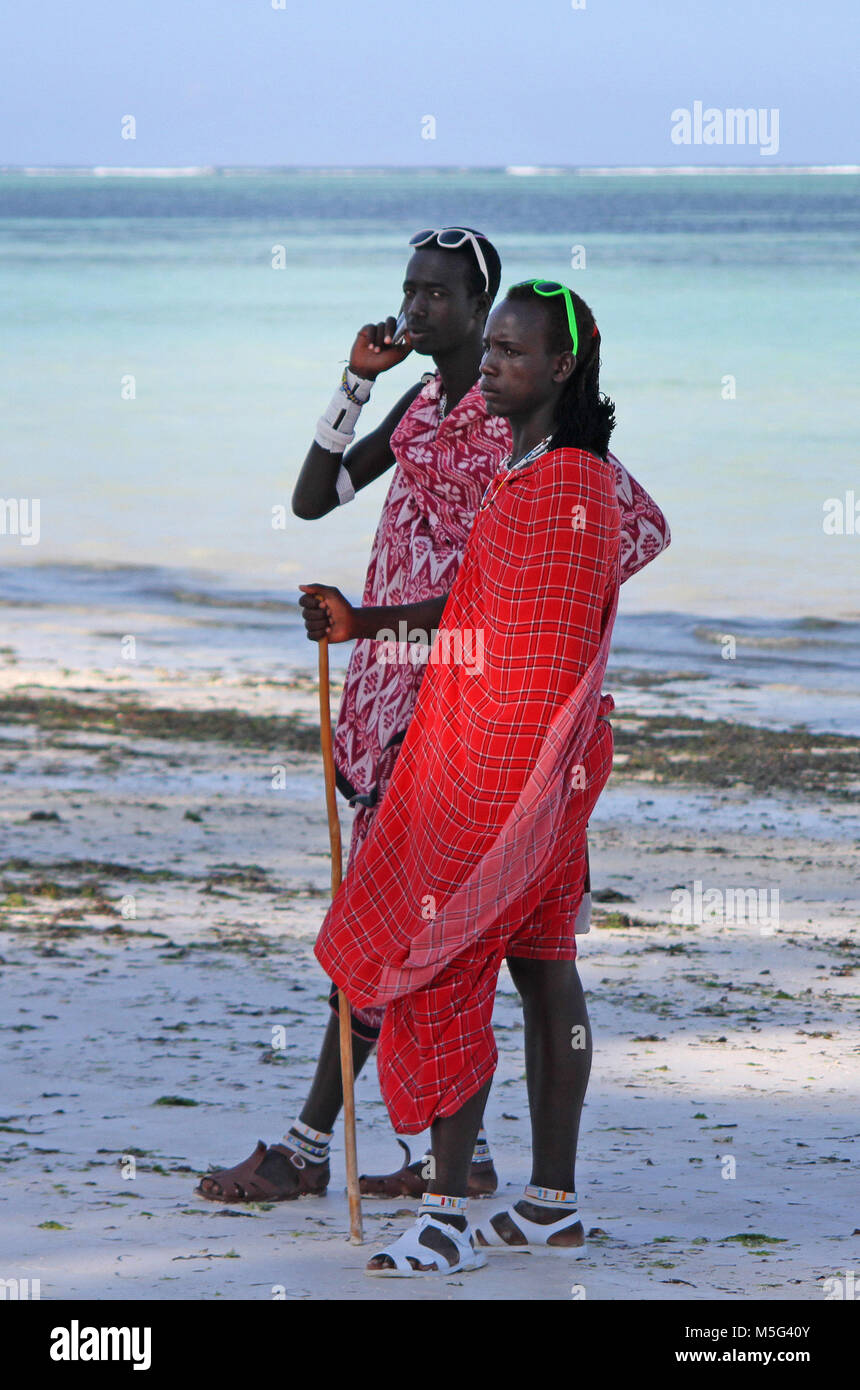 Massaï deux hommes debout sur la plage, plage de Nungwi, Zanzibar, Tanzanie Banque D'Images