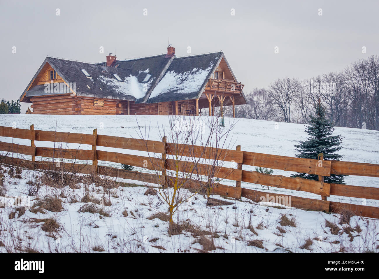 Maison en bois moderne à Kruszyniany, ancien village Tatars polonais au sein de l'établissement, comté de Sokolka Podlaskie Voivodeship de Pologne Banque D'Images