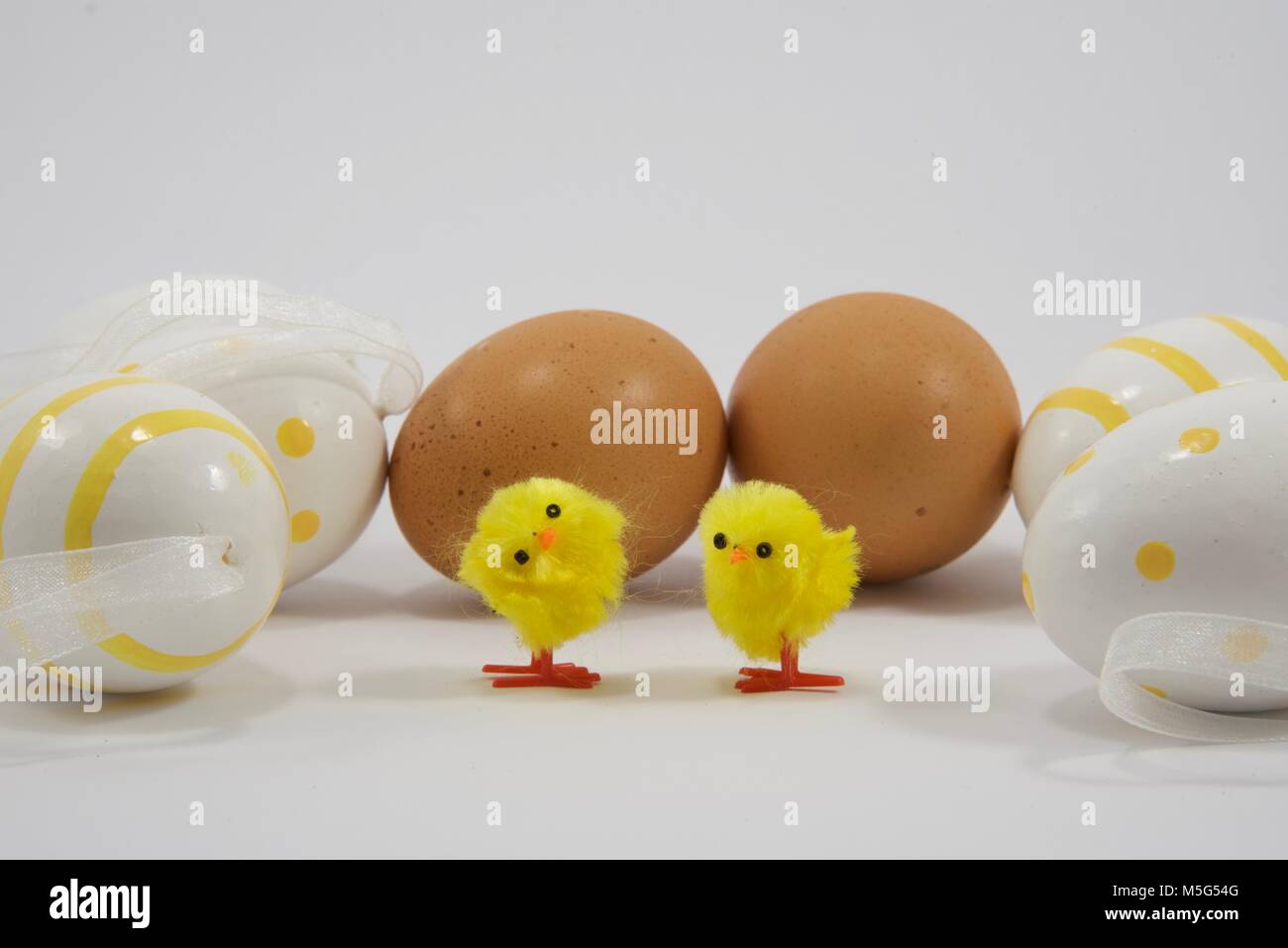 Deux oeufs, deux poussins et oeufs de Pâques décoration Banque D'Images