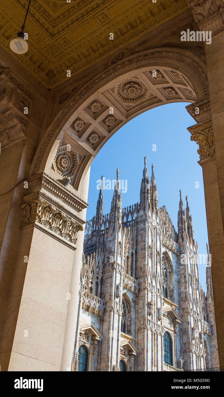 MILAN, ITALIE, 13 octobre 2017 - point de vue particulier de la célèbre cathédrale de Milan (Duomo di Milano), à la place du Duomo, de l'Italie. Banque D'Images