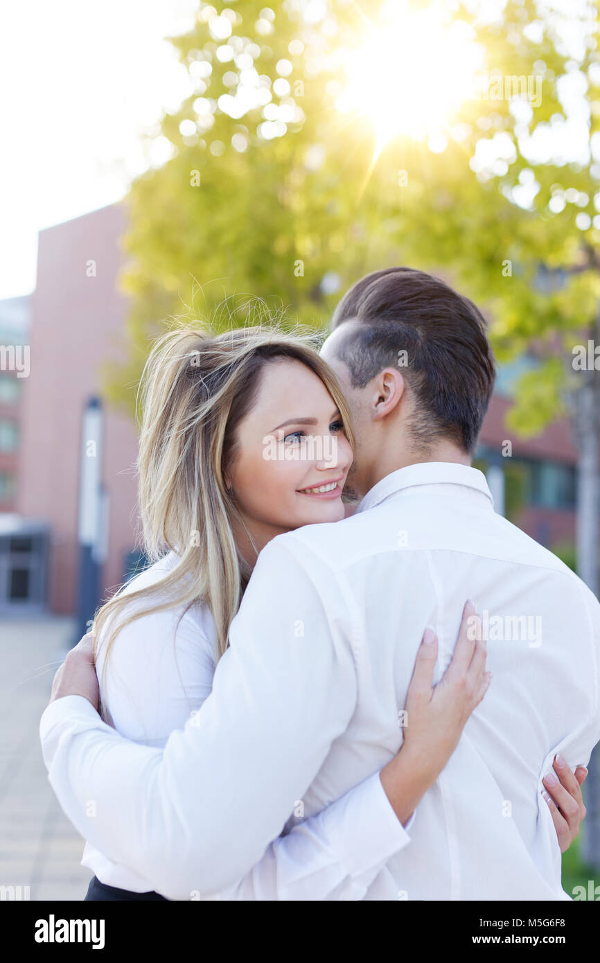 Young caucasian couple embracing outdoors en ville, d'amour et de compréhension Banque D'Images