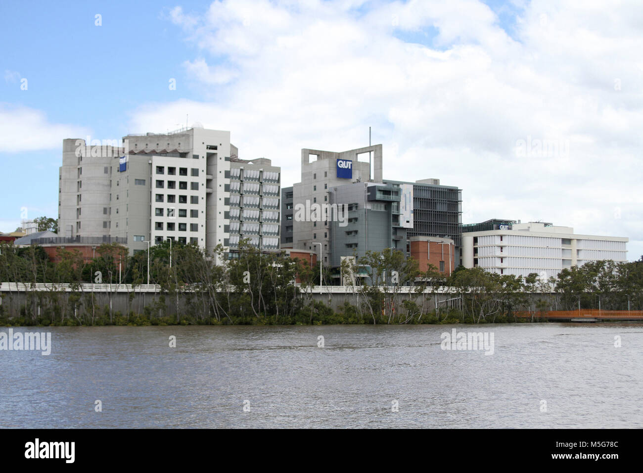 L'Université de technologie du Queensland (QUT), les jardins du campus point vu de la rivière Brisbane, Australie Banque D'Images