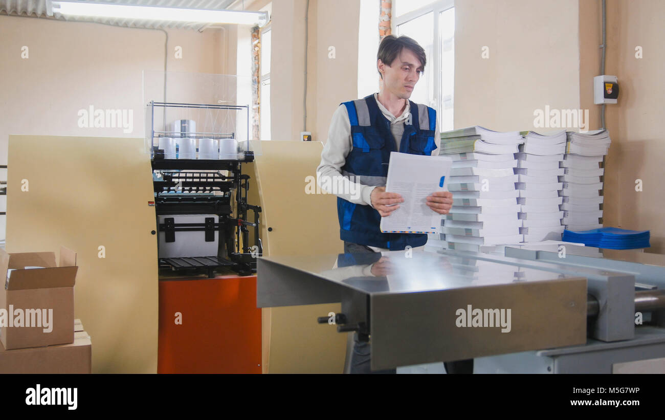 Processus d'impression - alimentation - feuilles de papier, l'industrie polygraphique, grand angle Banque D'Images