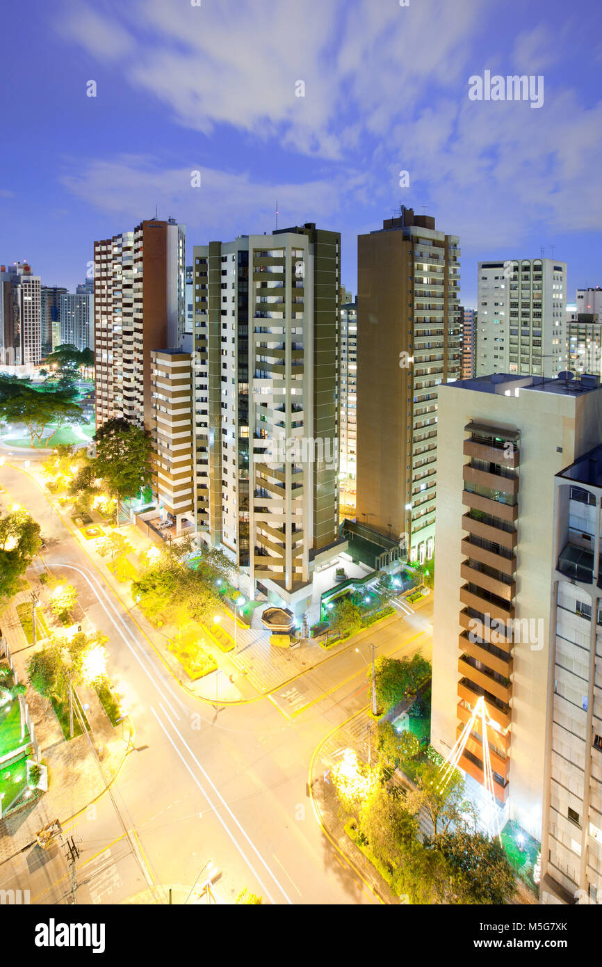 Vue panoramique du quartier Batel et Praca do Japao (Place du Japon), Curitiba, Brésil, Etat du Parana Banque D'Images