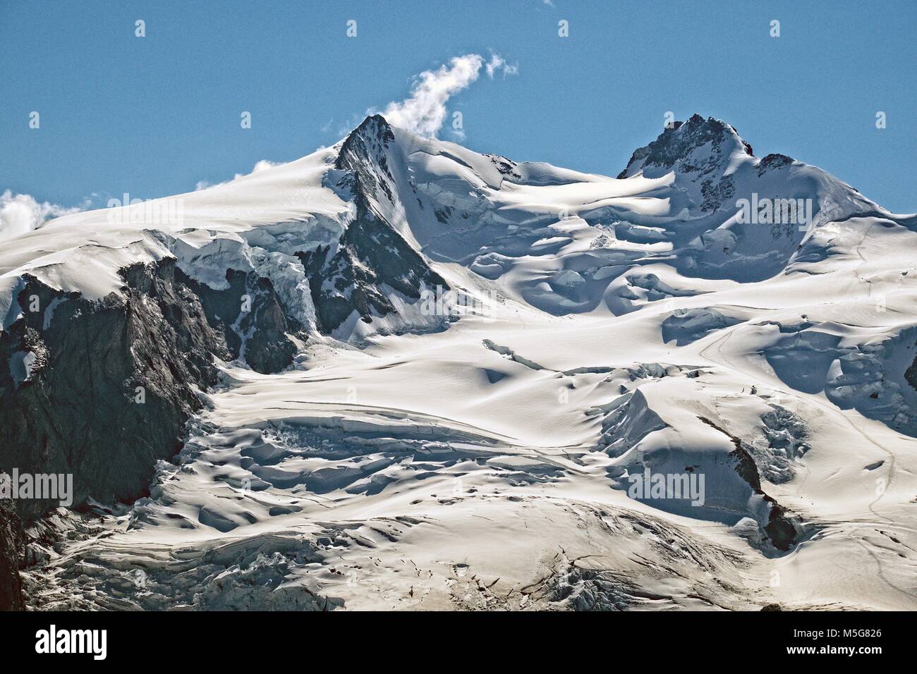 Glacier descendant du sommet du Mont Rose au-dessus de Zermatt, Suisse. Banque D'Images