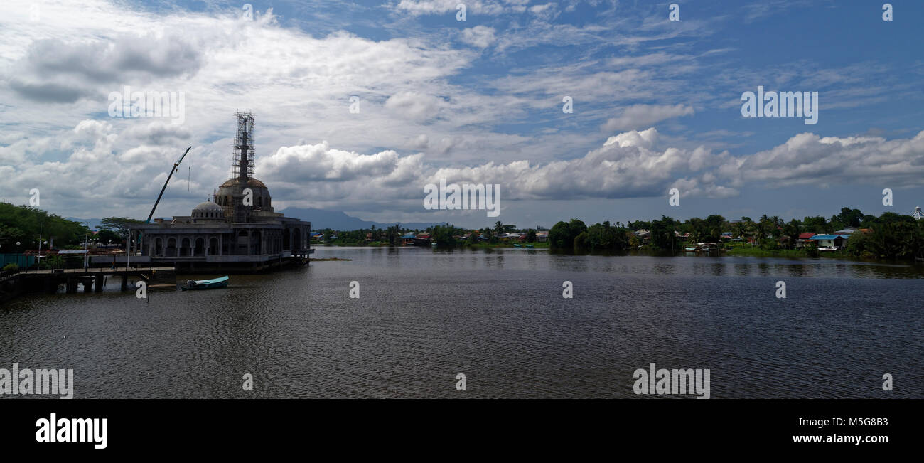 Une nouvelle mosquée pour la communauté musulmane indienne à Kuching en construction le long de la rive de la rivière Sarawak Banque D'Images