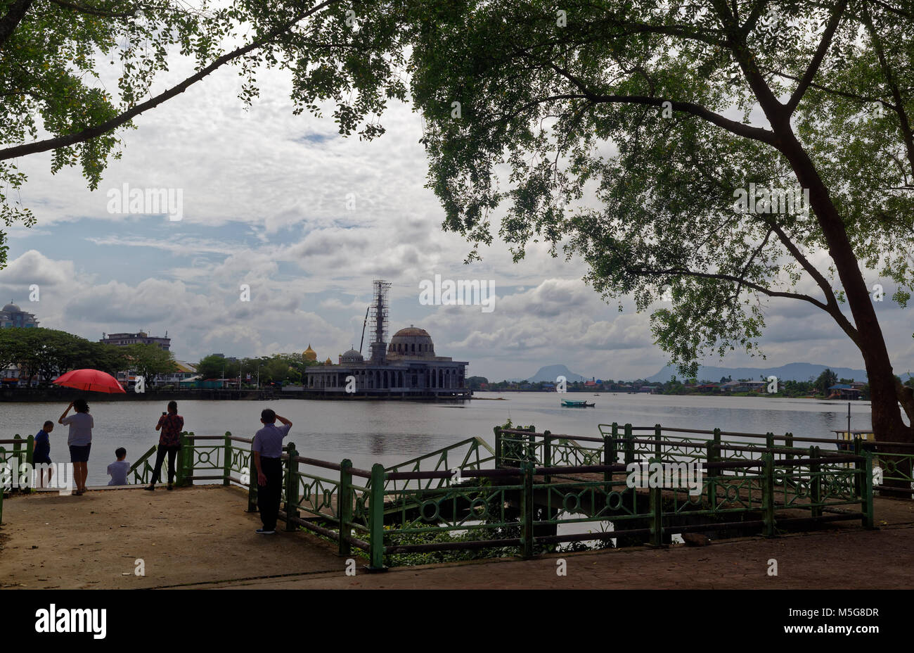 La nouvelle mosquée indienne à travers le fleuve Sarawak Kuching, Malaisie, Banque D'Images