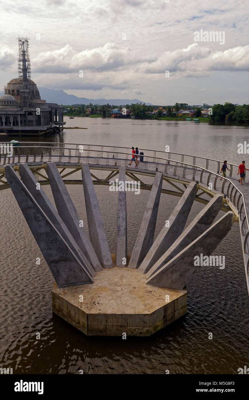 Le Darul Hana Pont sur la rivière Sarawak Kuching, Malaisie, Banque D'Images