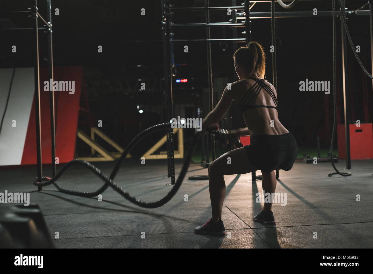 La femme l'exercice avec la corde de bataille Banque D'Images