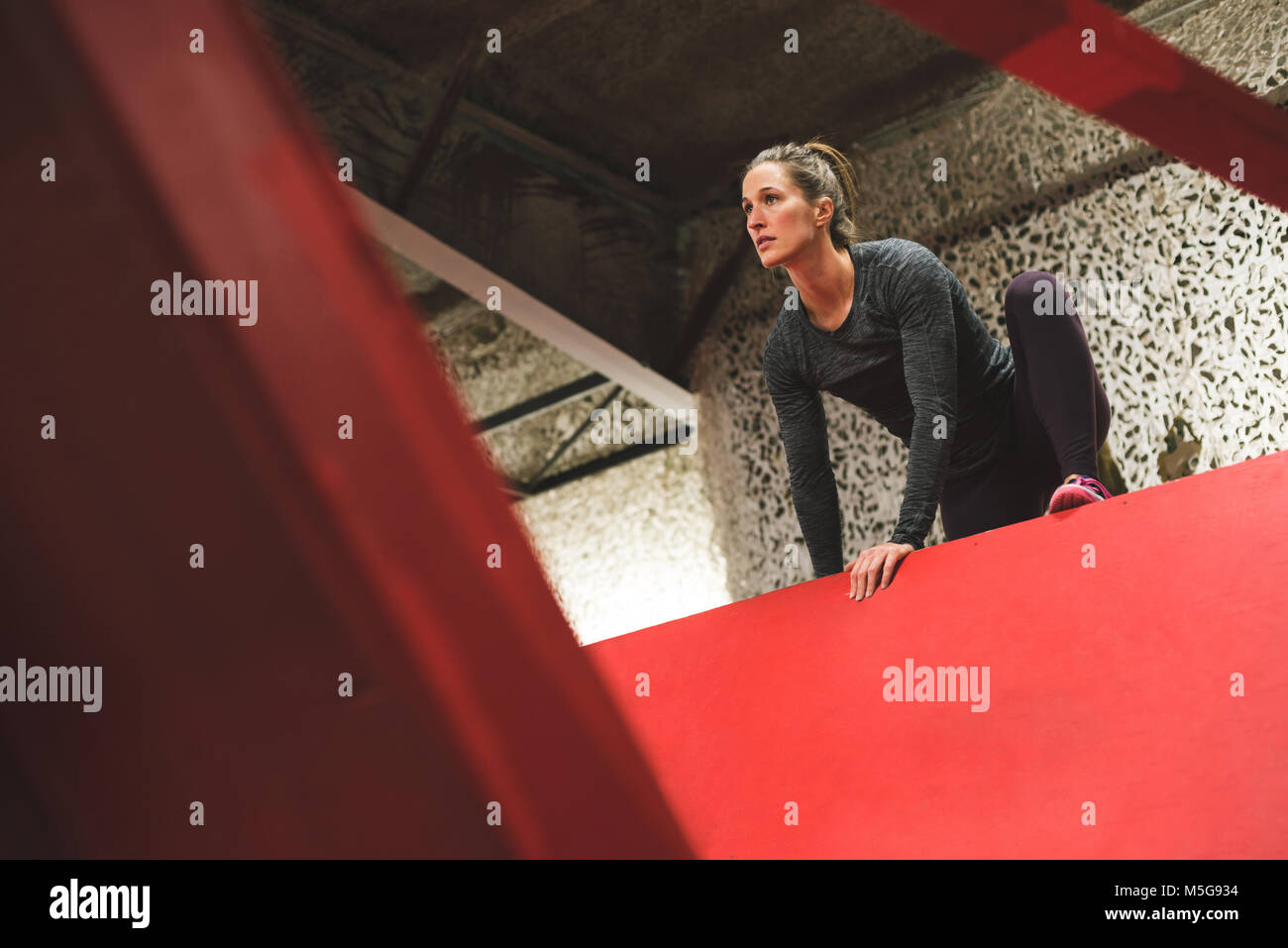 Un mur d'escalade femme musculaire Banque D'Images