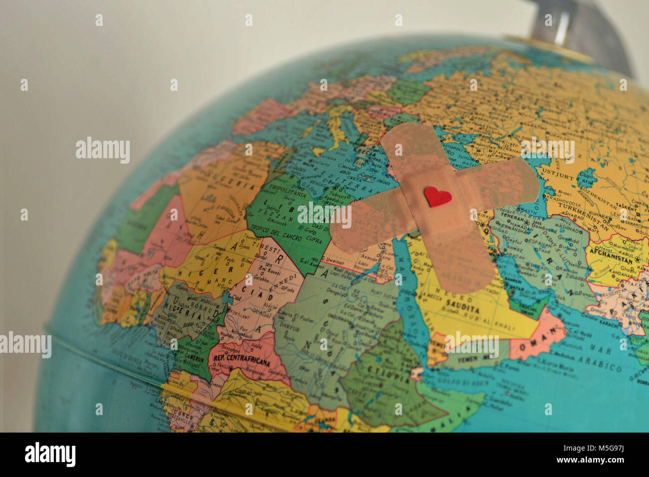 Monde entier avec du plâtre avec coeur - la solidarité et l'aide aux pays dans le besoin concept Banque D'Images