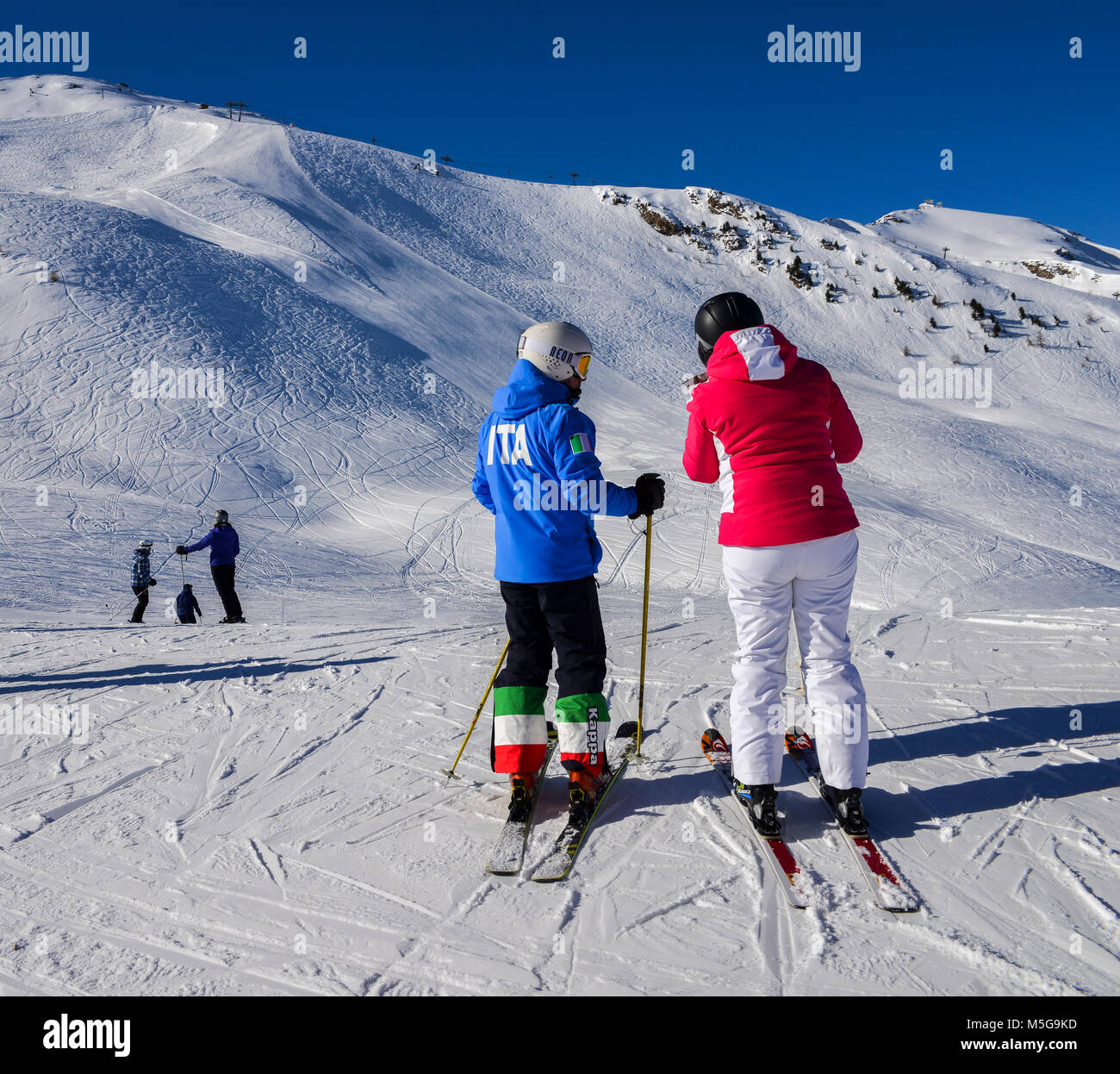 Pila, Aoste, Italie - Dec 19, 2018 : avec une veste de ski Femme LIR écrit  qui est l'abréviation de l'Italie et le pantalon avec le drapeau italien à  resort à sunny