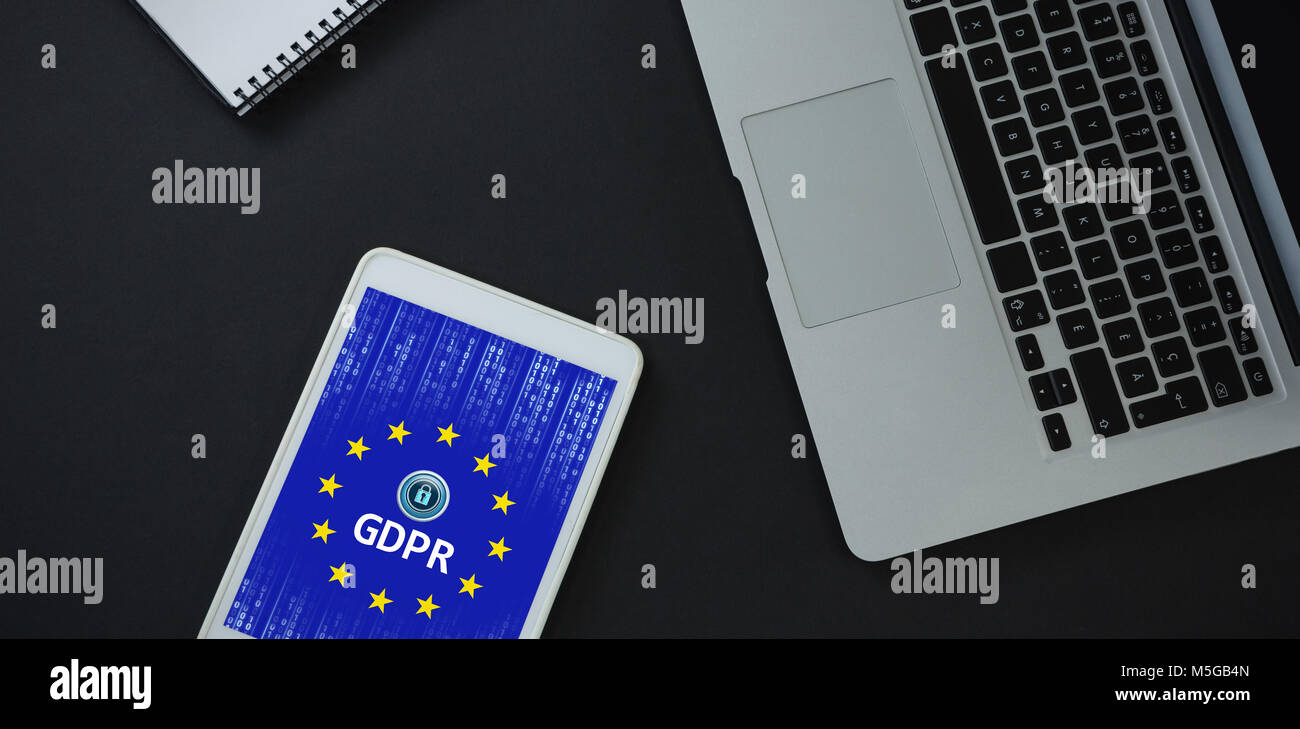 Image composite de l'ordinateur portable, tablette numérique et organisateur sur fond noir Banque D'Images