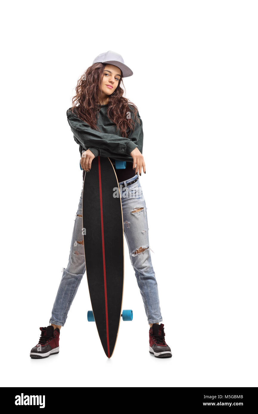 Portrait d'une jeune fille avec un patineur longboard isolé sur fond blanc Banque D'Images