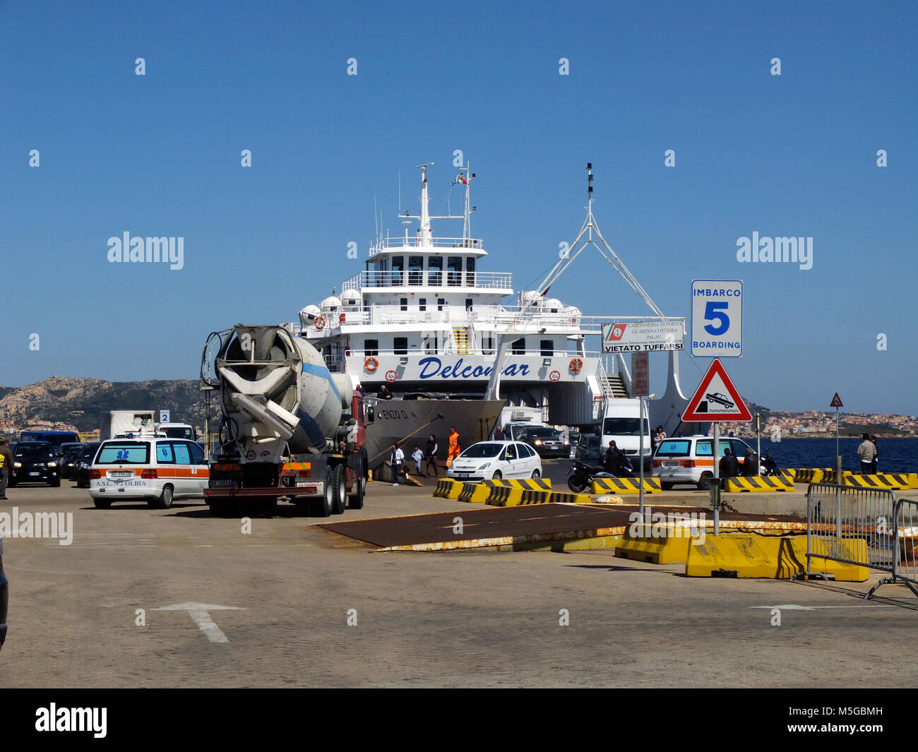 Palau, SARDAIGNE. Le port de ferry-boat à l'île de La Maddalena Banque D'Images