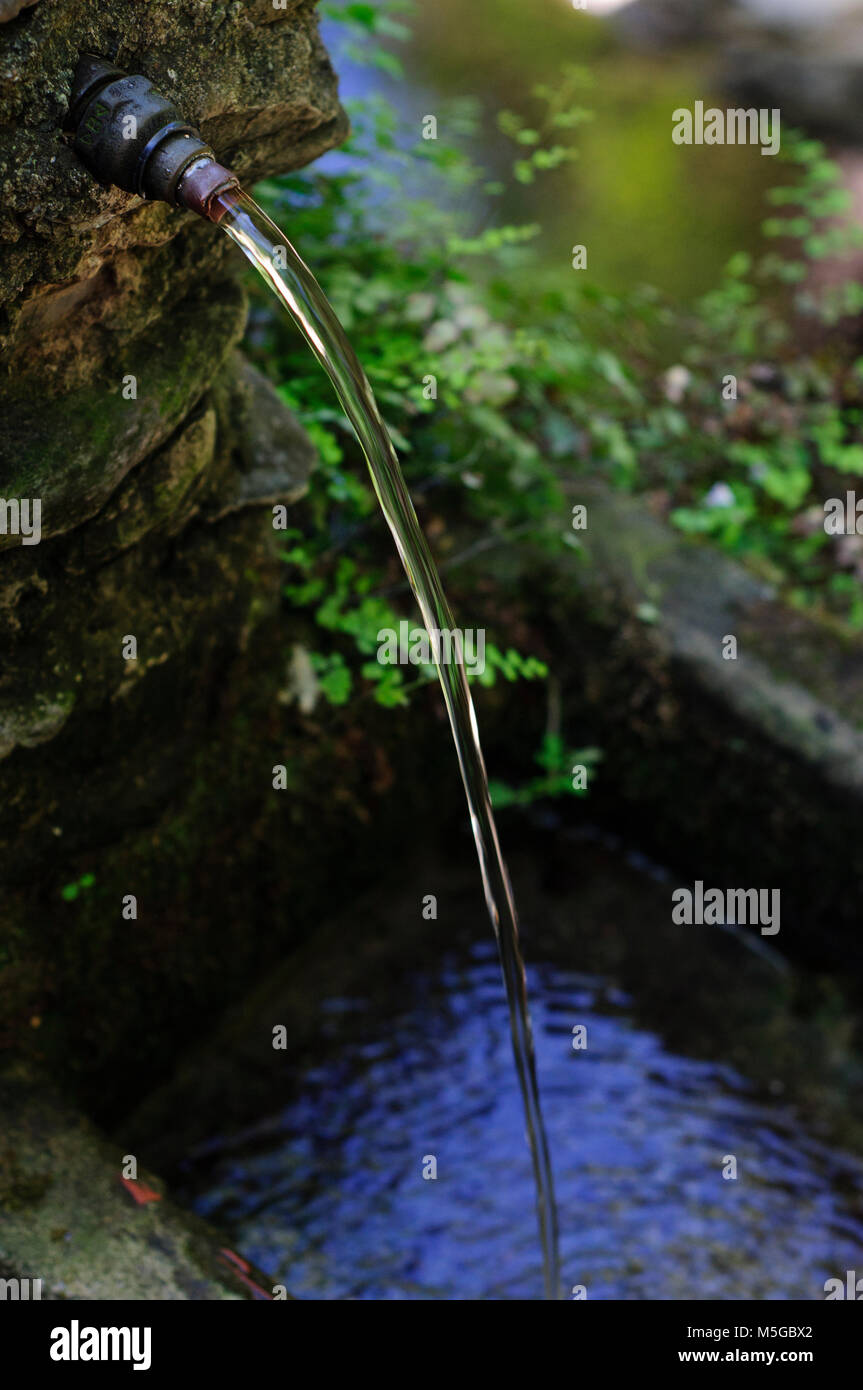 Vieille Fontaine d'eau potable dans un site archéologique en Toscane (Italie). Banque D'Images