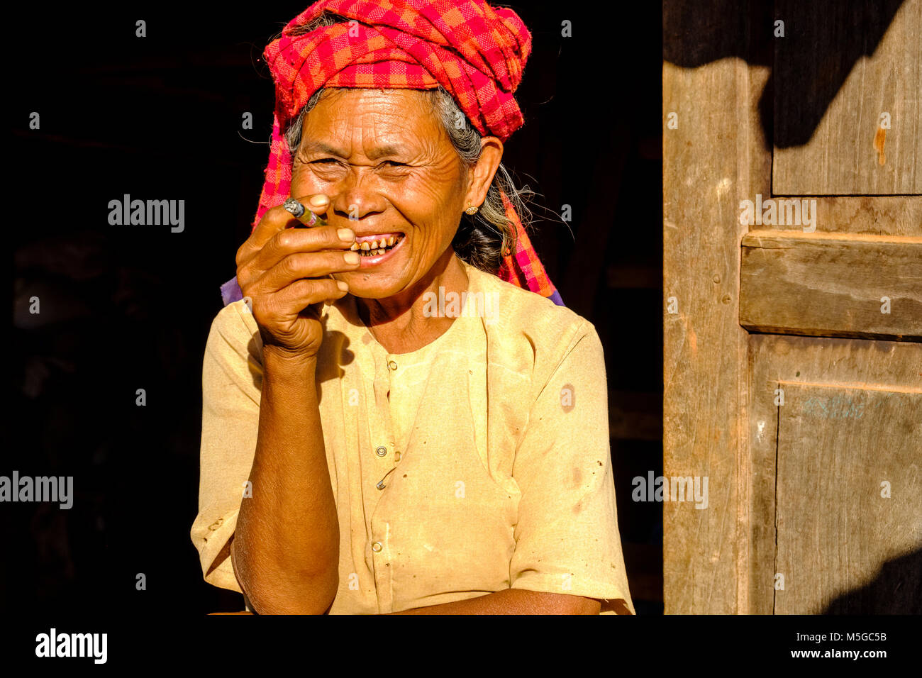 Portrait d'une femme qui fume un Cheerot agriculteurs, un cigare, dans un village dans les collines de la région tribale Banque D'Images