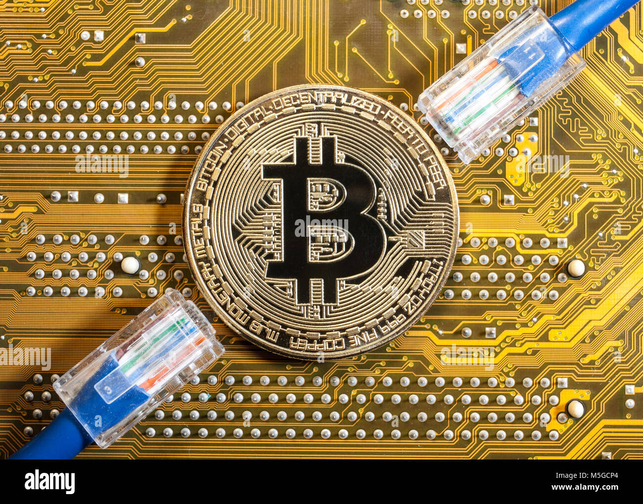 Coin bitcoin or sur puce de silicium d'or Banque D'Images