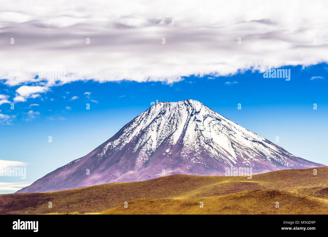 Vue sur volcan Licancabur à la frontière du Chili une Bolivie Banque D'Images