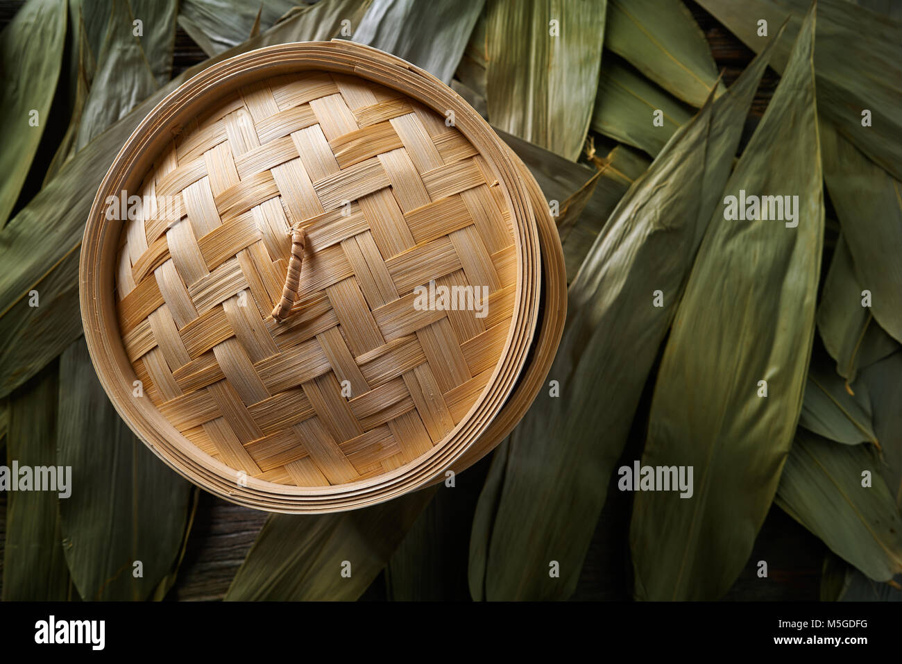 Cuisine asiatique bamboo steamer pour cuisson vapeur recettes sur leafs Banque D'Images