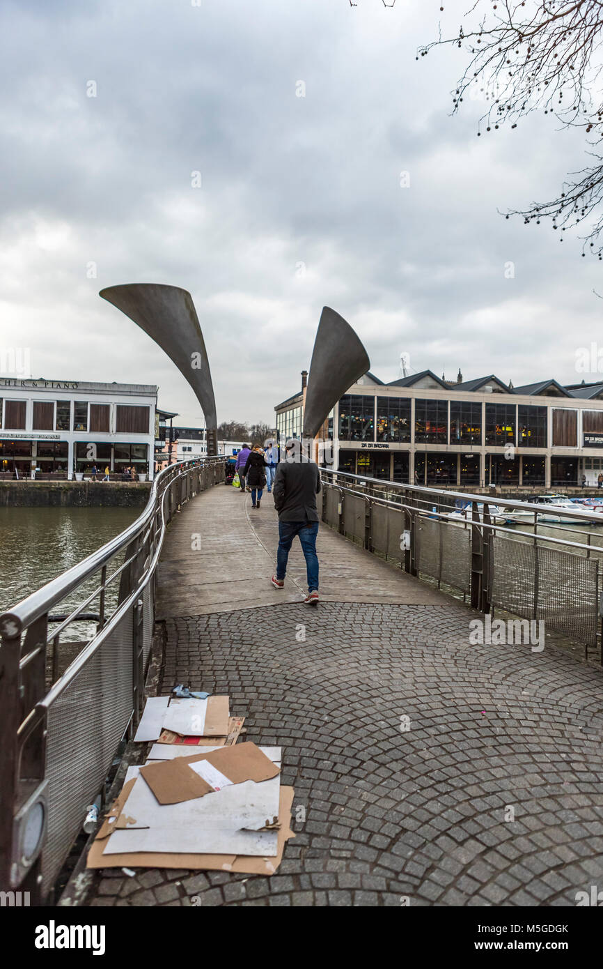 Pero's Bridge, un pont piétonnier de bascule, Harborside, Bristol Royaume-Uni. Nommé d'après l'esclave Pero Jones. Pont conçu par Eilis O'Connell. Banque D'Images