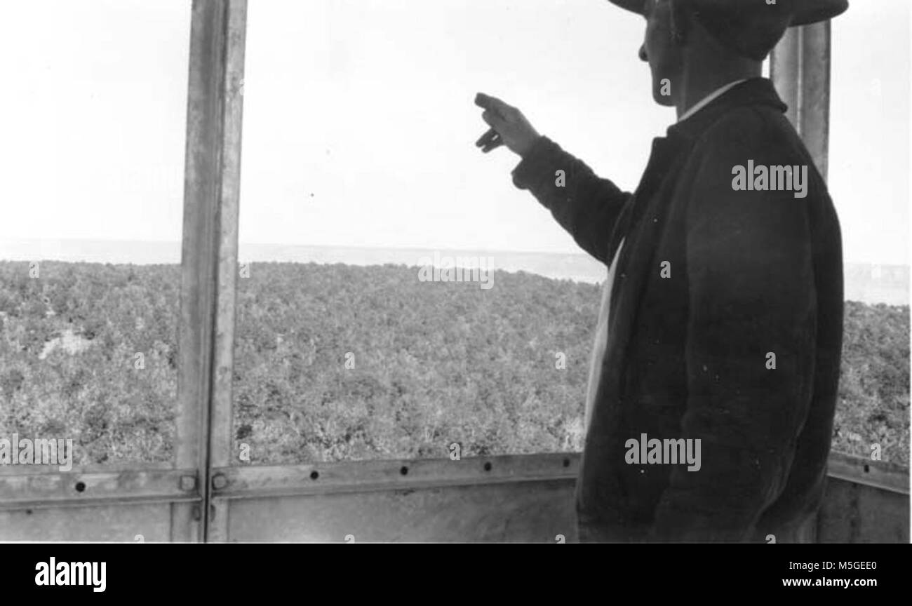 Vue depuis la colline Signal Fire Tower RANGER, SOULIGNANT LA FENÊTRE DE LA TOUR D'INCENDIE SIGNAL HILL. GRAND CANYON EST VISIBLE DANS LA DISTANCE. Vers 1930 Banque D'Images