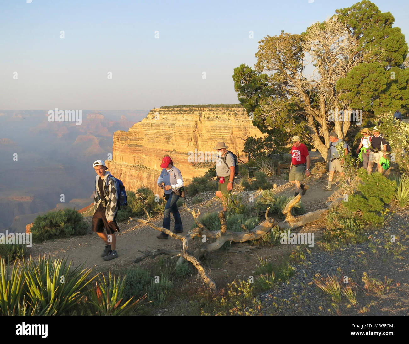 Le Parc National du Grand Canyon programme Sentiers Active un coucher de soleil à pied sur l'Hermite Greenway offre une vue fantastique, et beaucoup d'occasions pour discuter avec ses amis. Mai 2012 Grand Canyon Active Trails activités promouvoir un mode de vie sain et l'interaction communautaire grâce à la marche, la randonnée et le vélo. Les événements incluent des mesures incitatives pour promouvoir l'exercice à son propre rythme. Un avantage offert est un coffre-fort, d'éducation, et l'environnement favorable qui s'étend au-delà est allé(e) à des événements. Tout en visant à la communauté locale, les membres du public sont invités à y participer. Au cours de l'année 2012, Grand Canyon Activ Banque D'Images