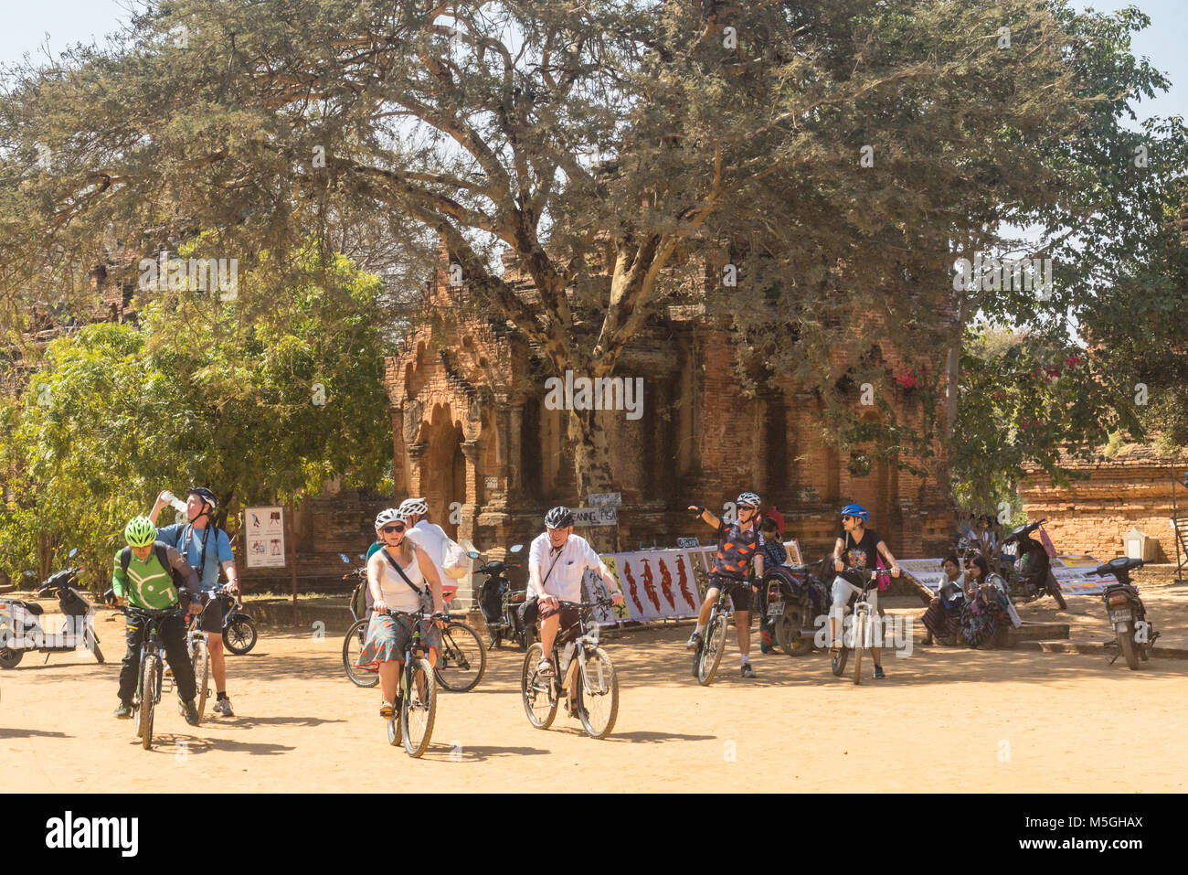 Les touristes de l'ouest jouissant en vélo de temples à Bagan, Myanmar Banque D'Images