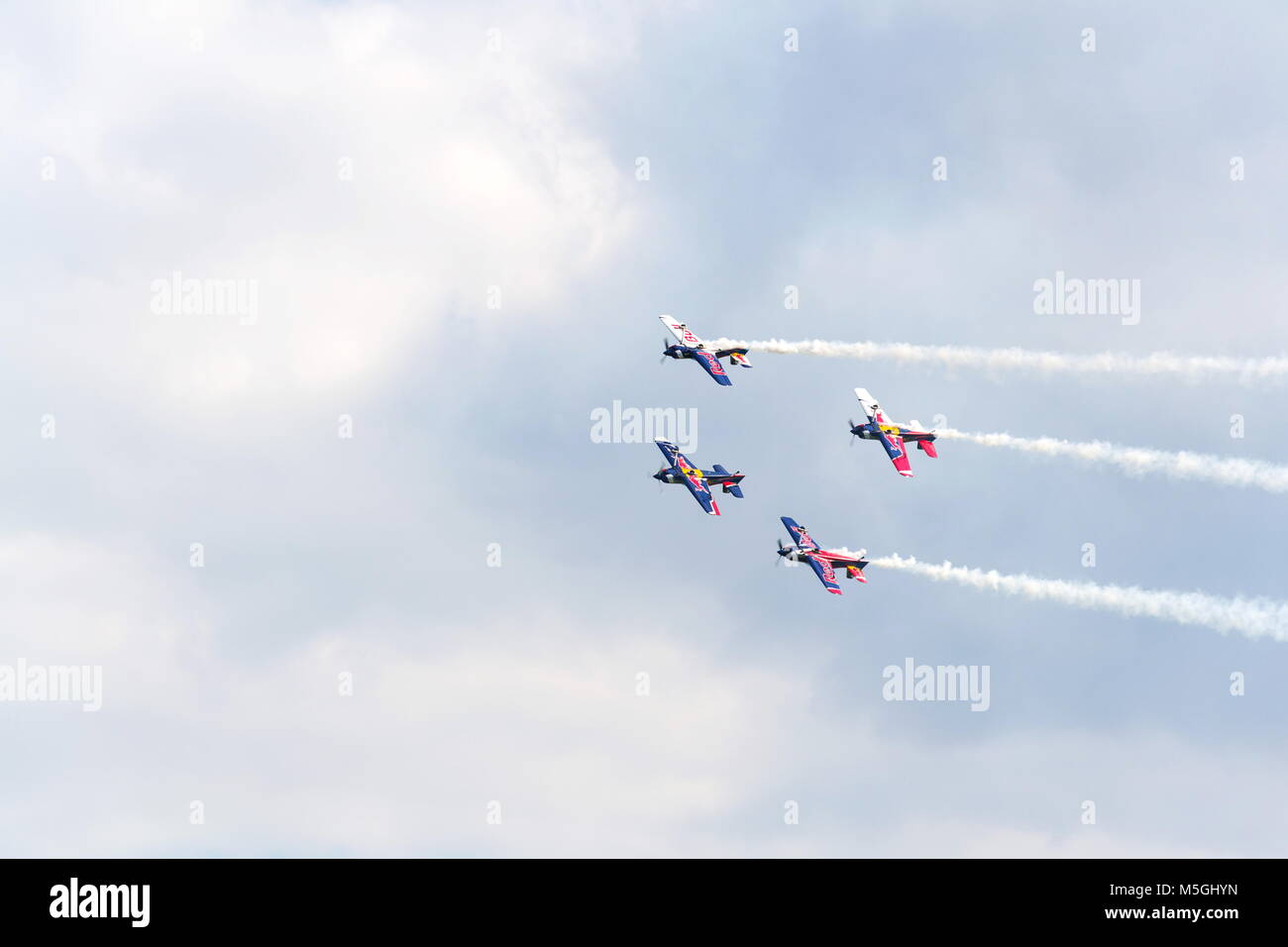 PLASY, RÉPUBLIQUE TCHÈQUE - 30 avril : l'équipe de voltige Flying Bulls dans les avions de voltige le 30 avril 2017 à Plasy, République tchèque. Banque D'Images