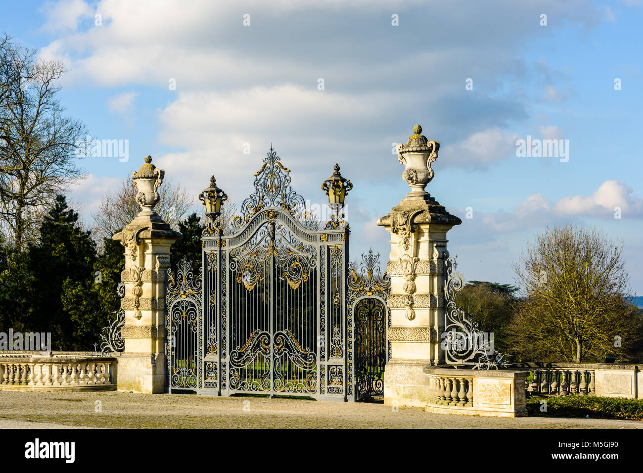 La majestueuse porte d'entrée principale de l'Noisiel parc public, dans la banlieue est de Paris, est fait d'une grille en fer forgé richement décorées entre t Banque D'Images