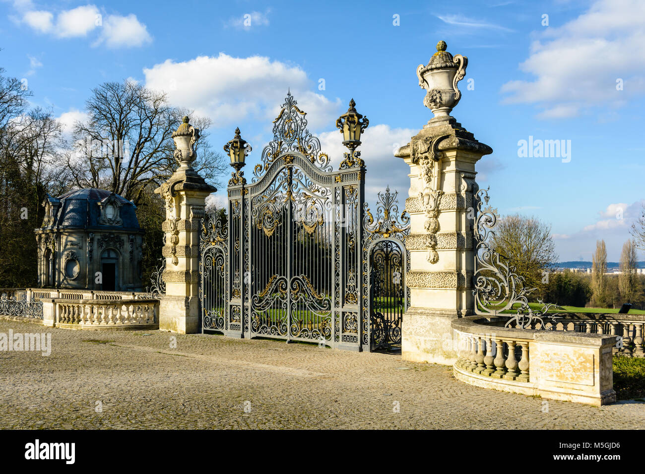 La majestueuse porte d'entrée principale de l'Noisiel parc public, dans la  banlieue est de Paris, est fait d'une grille en fer forgé richement  décorées entre t Photo Stock - Alamy