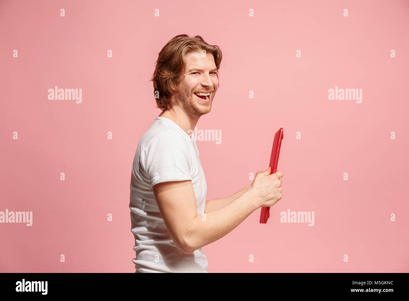 Le portrait avec ordinateur portable rouge sur Rose Banque D'Images