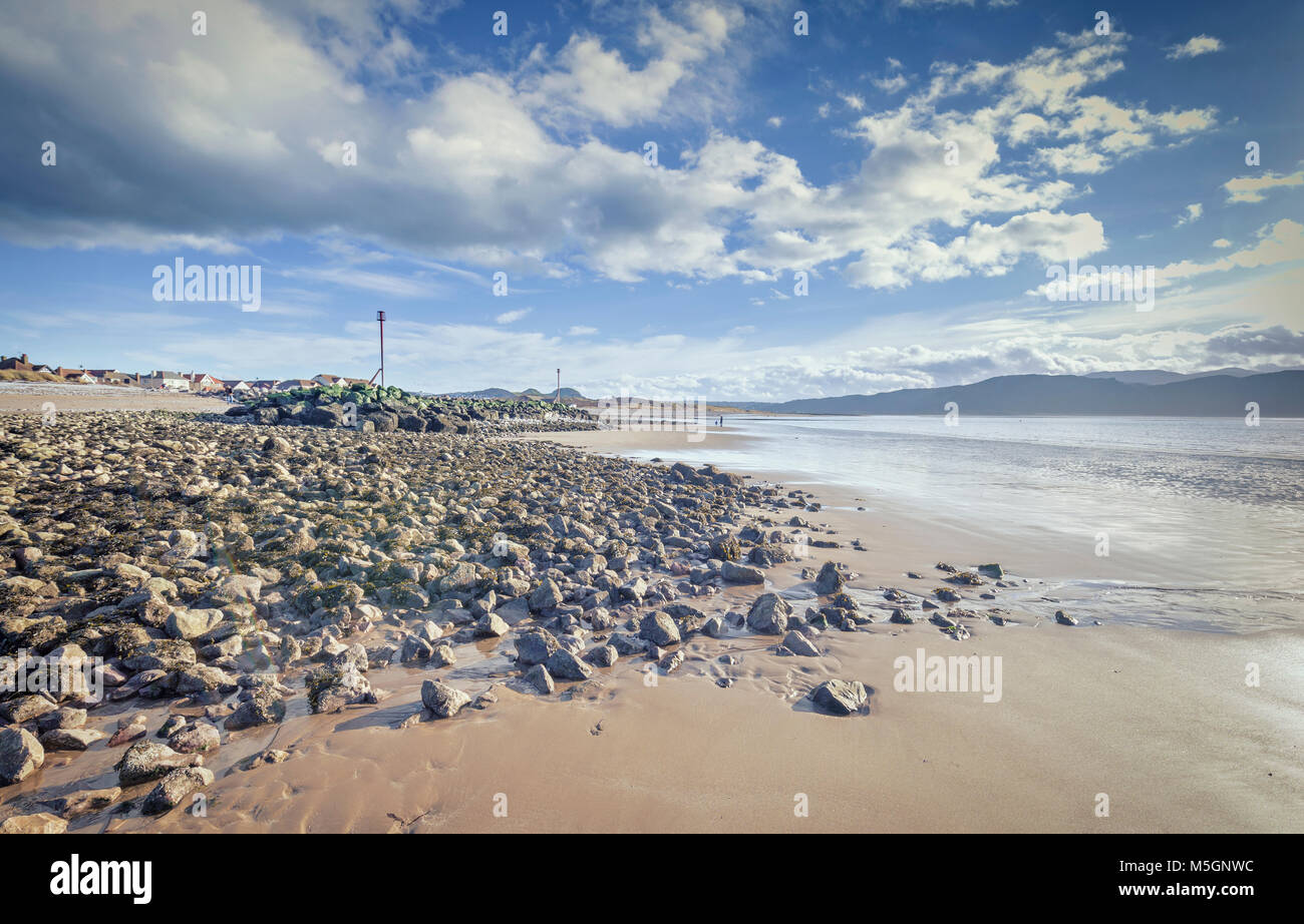 Superbe plage de galets de la baie de Llandudno dans le Nord du Pays de Galles, Royaume-Uni Banque D'Images
