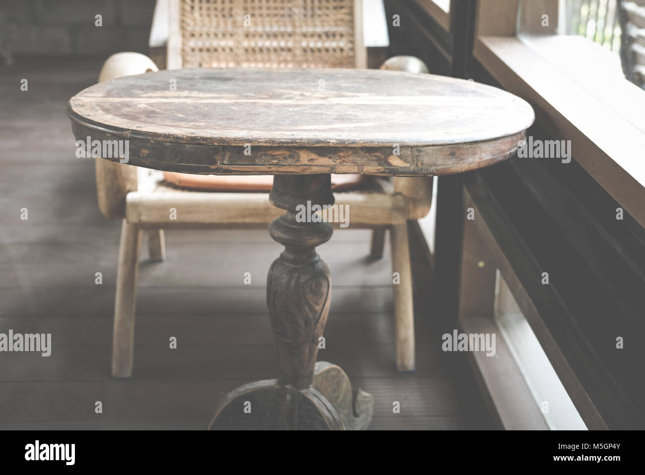 Table ronde en bois et une chaise dans la salle de séjour en mezzanine près de fenêtre dans chambre Banque D'Images