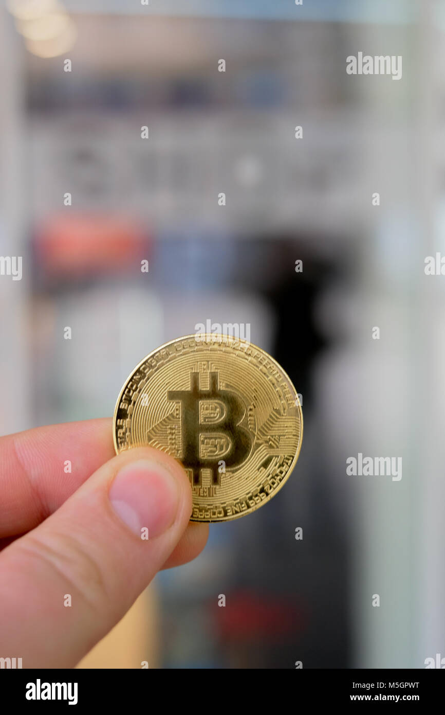 Paiement Bitcoin en boutique ou magasin en utilisant cryptocurrency concept  dans la vie réelle Photo Stock - Alamy