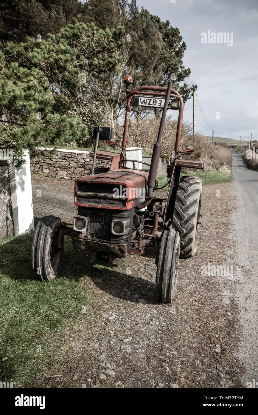 Vieux tracteur Massey Ferguson sur chemin de campagne en Irlande Banque D'Images