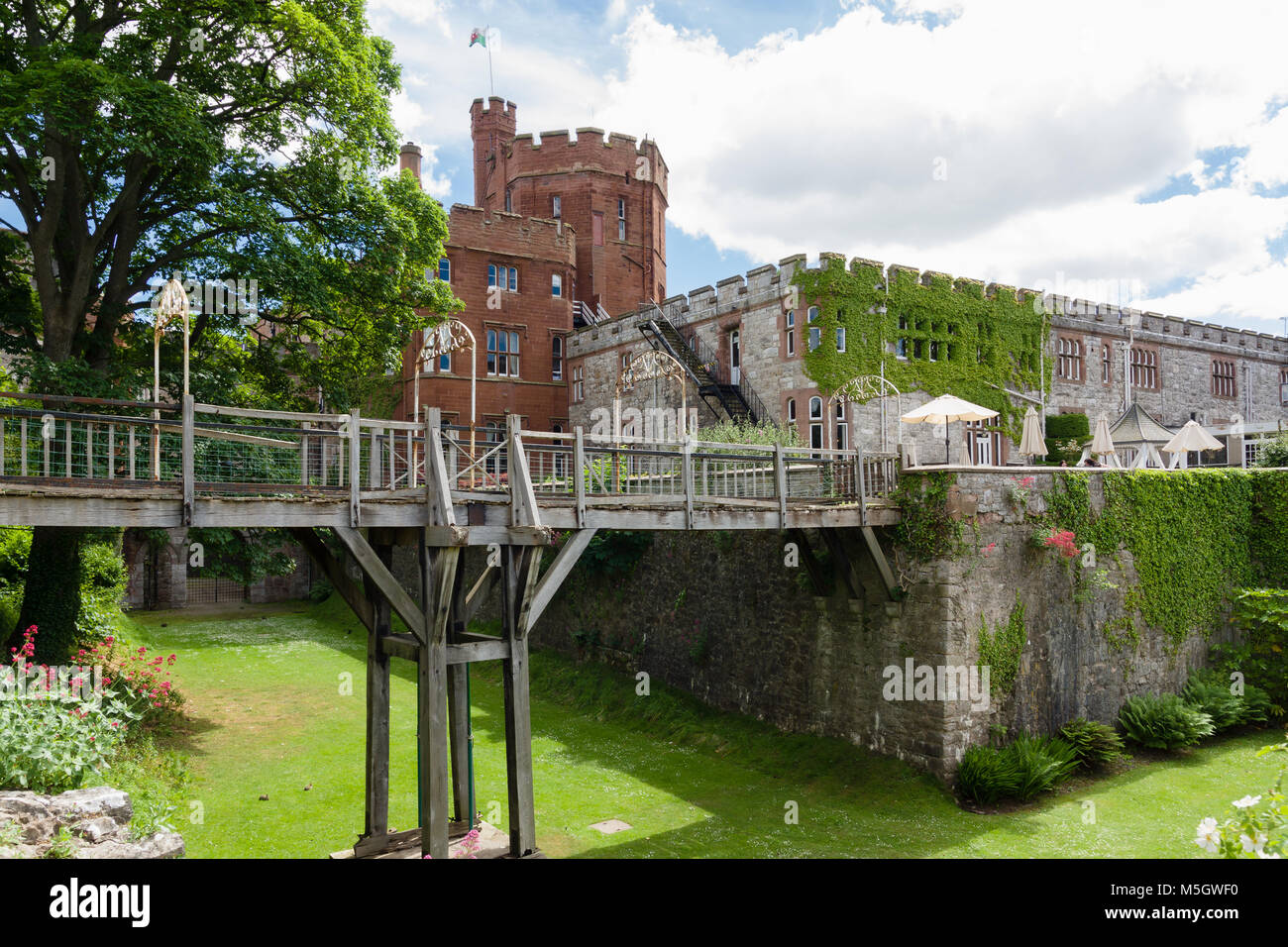 L'hôtel Ruthin Castle est entouré de jardins et d'un passage en bois dans le nord du pays de Galles Banque D'Images