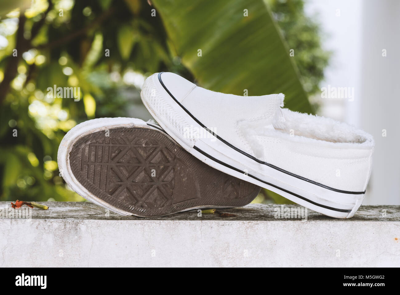 Les femmes blanc chaussures sans lacets dans le jardin Banque D'Images