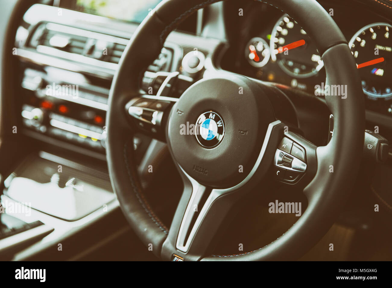 Londres - le 26 juin 2015 : BMW M6 sport voiture volant et tableau de bord de l'intérieur Banque D'Images
