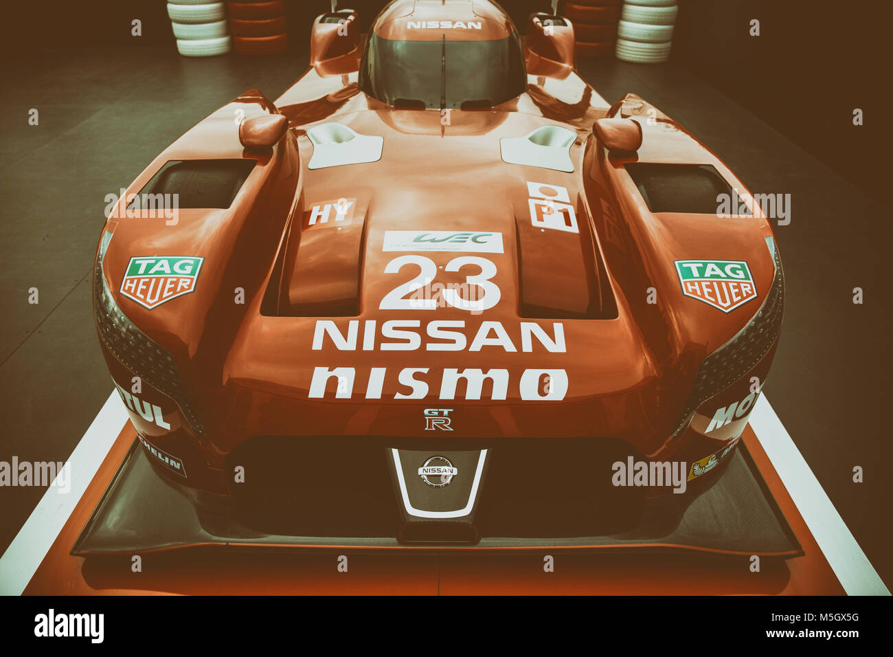 Londres - le 26 juin 2015 : course de voiture de sport de Nissan avec façade rouge Banque D'Images