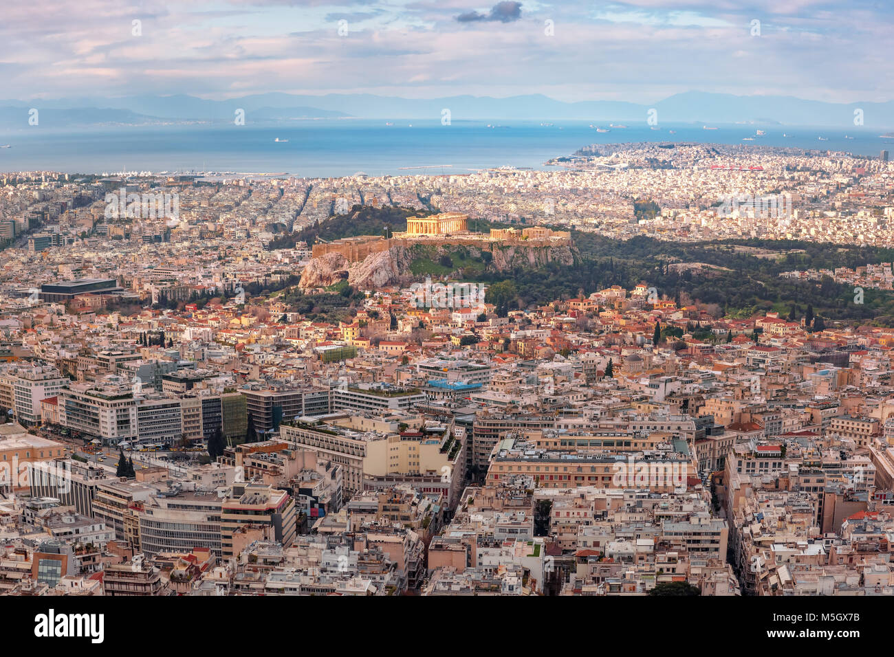 Vue aérienne du mont Lycabette de la colline de l'Acropole, couronnés de Parthénon à Athènes, Grèce Banque D'Images
