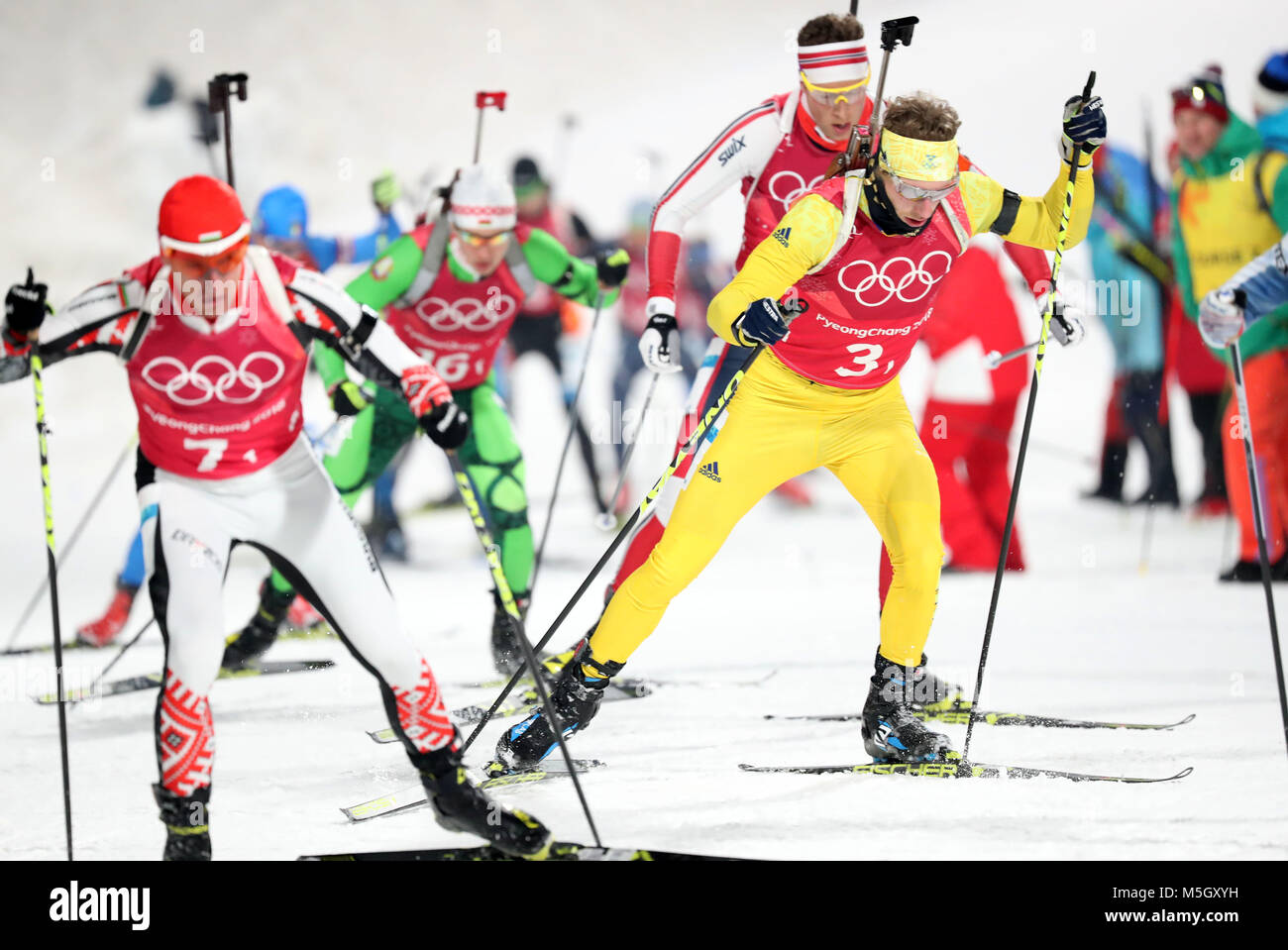 Pyeongchang, Corée du Sud. Feb 23, 2018. La Suède (Femling Peppe/R) est en compétition lors du 4x7.5km hommes biathlon relais à l'occasion des Jeux Olympiques d'hiver de PyeongChang 2018 au Centre de préparation au biathlon d'Alpensia PyeongChang, Corée du Sud, 23 février 2018. La Suède a soutenu l'équipe de champion dans un temps de 1:15:16.5. Crédit : Li Gang/Xinhua/Alamy Live News Banque D'Images