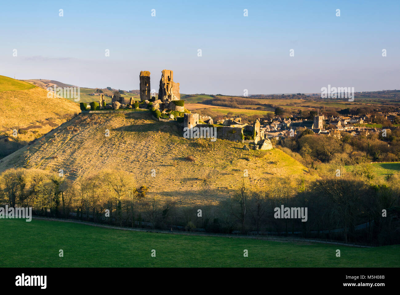 Château de Corfe, Dorset, UK. 23 février 2018. Météo britannique. La fin de l'après-midi au soleil d'hiver à Corfe Castle Dorset sur une froide après-midi clair. Crédit photo : Graham Hunt/Alamy Live News. Banque D'Images