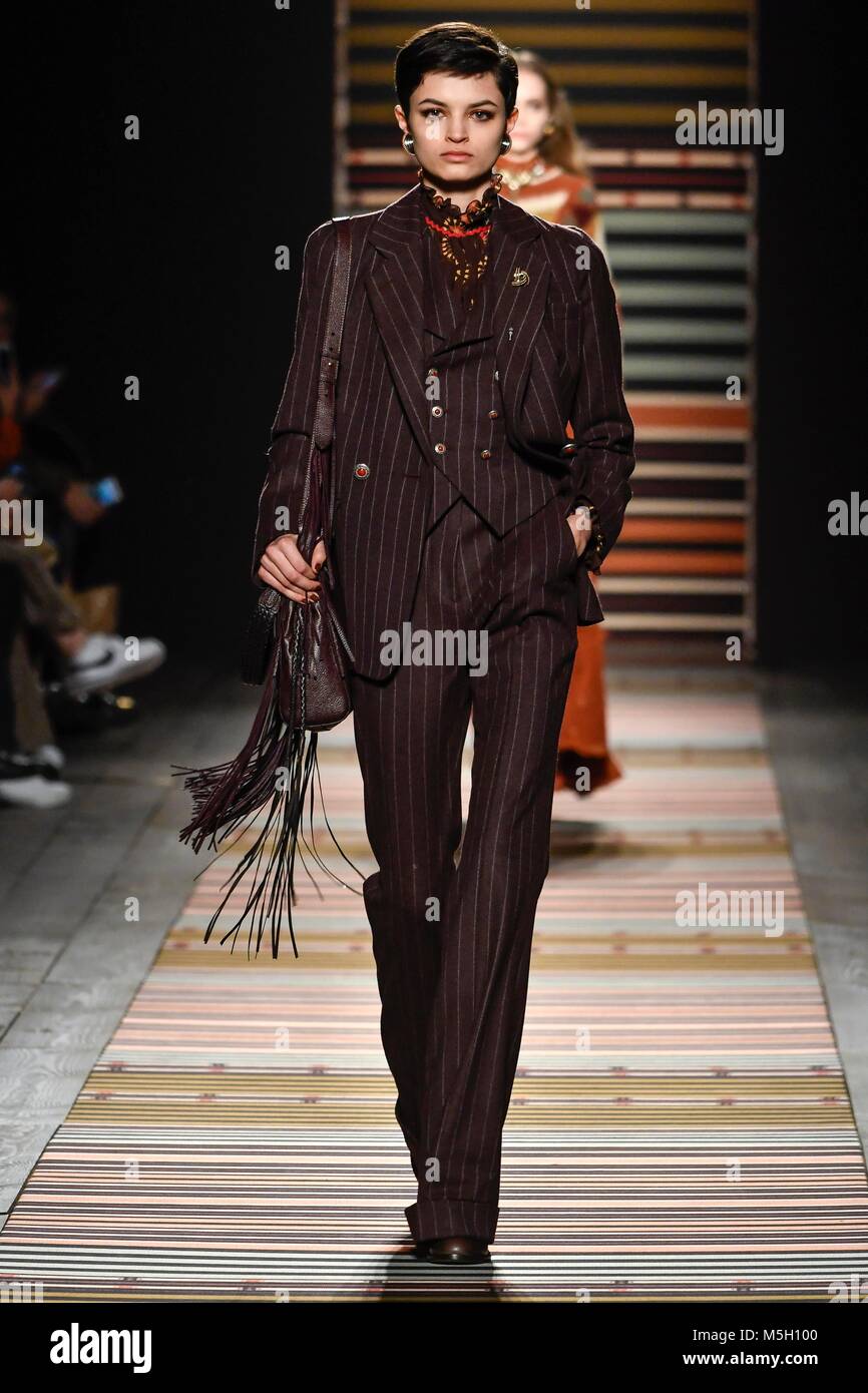 Milan, Italie. Feb 23, 2018. La femme de Milan Fashion Week automne hiver 2019. Milano Moda Donna, automne hiver 2019. Défilé Etro Photo : Crédit Photo : Modèle indépendant Agence/Alamy Live News Banque D'Images