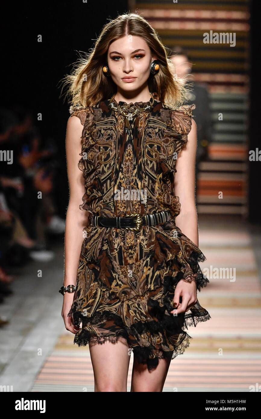 Milan, Italie. Feb 23, 2018. La femme de Milan Fashion Week automne hiver 2019. Milano Moda Donna, automne hiver 2019. Défilé Etro Photo : Crédit Photo : Modèle indépendant Agence/Alamy Live News Banque D'Images