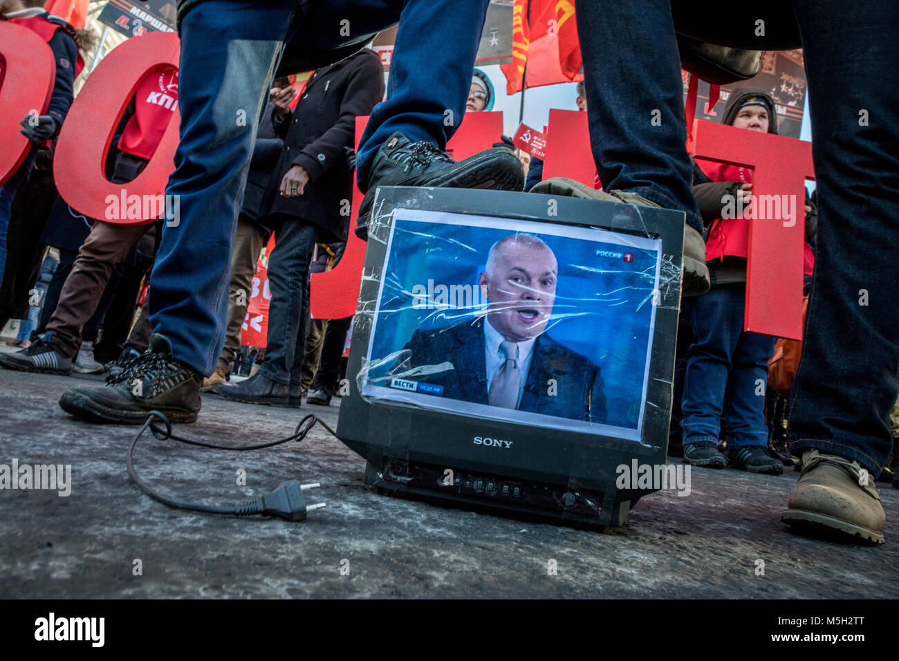 Moscou, Russie. Feb 23, 2018. Les participants de la marche en l'honneur du 100e anniversaire de l'Armée Rouge Crédit : Nikolay Vinokourov/Alamy Live News Banque D'Images