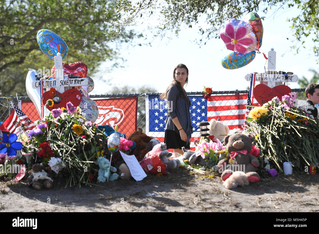 Parkland en Floride, USA. Feb 23, 2018. Les élèves visitent pour Stoneman Douglas Memorial High School Shooting victimes le 23 février 2018 dans un parc, en Floride. Credit : Mpi04/media/Alamy Punch Live News Banque D'Images