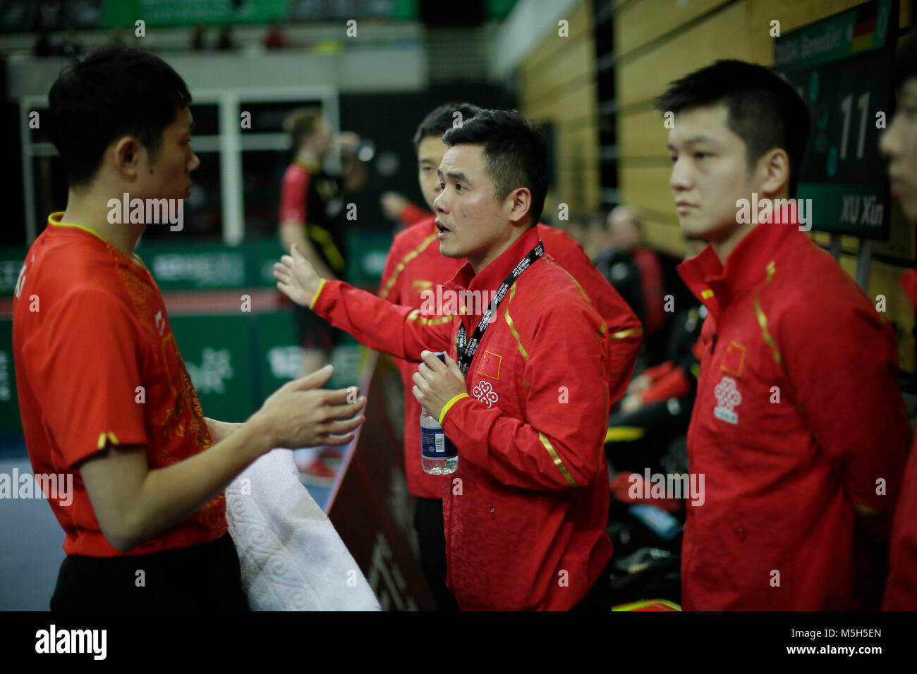 Londres, Royaume-Uni. Feb 23, 2018. Coach Liu Guozheng (2e R) parle avec ma longue de Chine (1re L) alors qu'il est en concurrence avec Ruwen Filus de l'Allemagne en quarts de finale lors de la Coupe du monde par l'ITTF à la boîte de cuivre Arena à Londres, Angleterre le 23 février 2018. La Chine a gagné 3-0 et se qualifie pour la demi-finale. Crédit : Tim Irlande/Xinhua/Alamy Live News Banque D'Images
